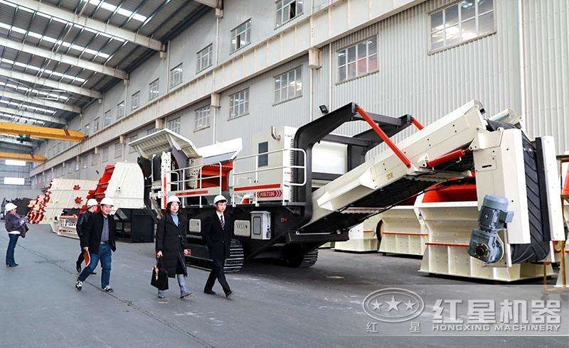 河南鵝卵石移動(dòng)破碎站廠家，客戶來廠參觀