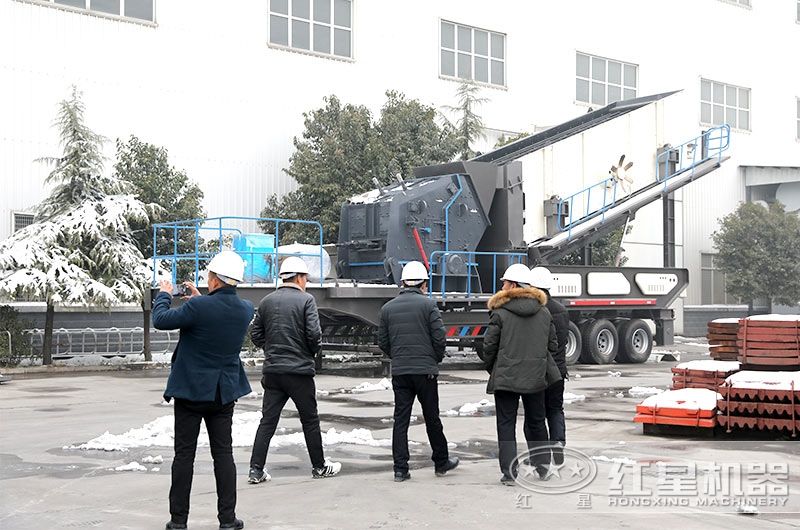 車載流動碎石機廠家價格實惠，客戶現(xiàn)場參觀