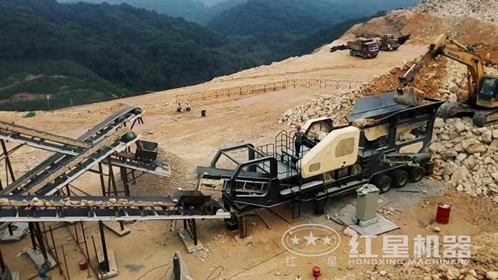 石灰石移動破碎生產(chǎn)線現(xiàn)場，配移動顎破機(jī)