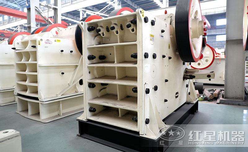 鄂式破碎機，優(yōu)質(zhì)鋼板鑄成，使用壽命長 style=width:720px; 